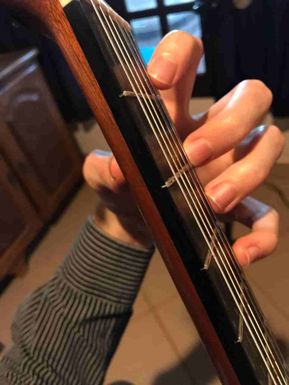Posição da mão esquerda para realizar ligados no violão